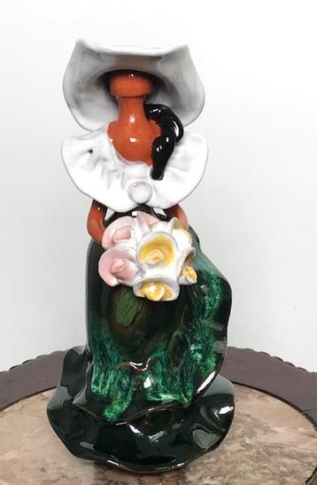 Beeld Jonge dame met bloemen. beschikbaar voor biedingen