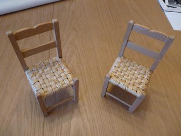 2 stoelen voor „Barbie” -poppen beschikbaar voor biedingen