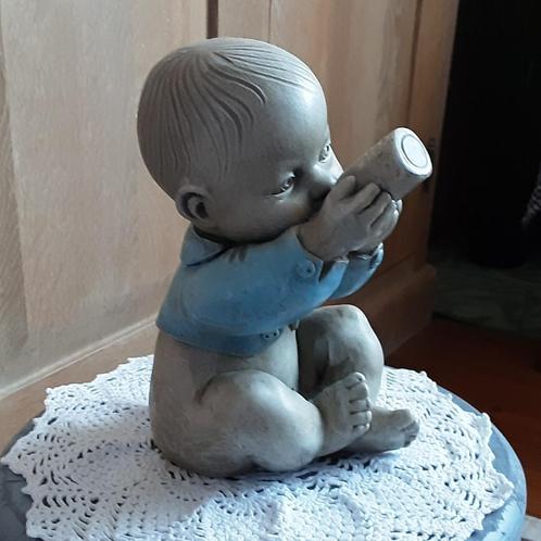 Zeer schattige vintage detaliseerde stenen beeld baby H19cm, Antiek en Kunst, Kunst | Beelden en Houtsnijwerken, Ophalen of Verzenden