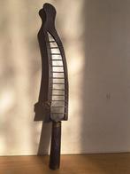 Couteau Atayal taïwanais avec étui et manche en bois sculpté, Ophalen of Verzenden, Zo goed als nieuw