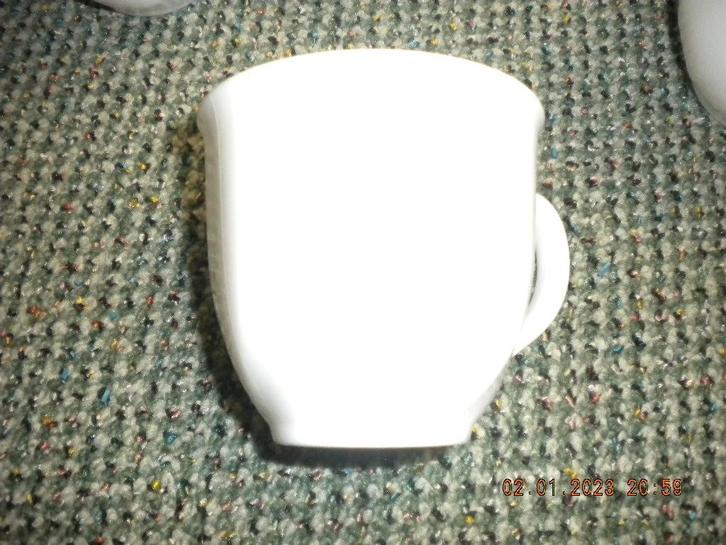 Gegolfd wit servies, Huis en Inrichting, Keuken | Servies, Kop(pen) en/of Schotel(s), Ophalen