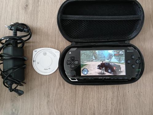 sp fat model  2 games + opbergtas + lader + backup games, Games en Spelcomputers, Spelcomputers | Sony PSP, Gebruikt, PSP, Zwart