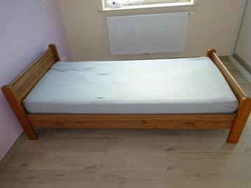 Houten eenpersoonsbed 205 x 95 cm ev. gratis matras beschikbaar voor biedingen