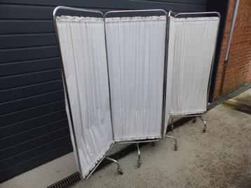vintage ziekenhuisscherm met 4 panelen (bladeren) in staal  beschikbaar voor biedingen