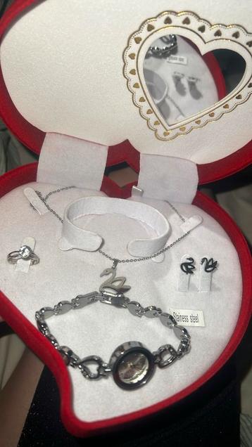 Practige Set Accesories  beschikbaar voor biedingen