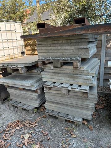 Betontegels 100x100cm 5cm dik circa 35 stuks beschikbaar voor biedingen