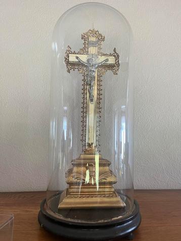 Christ ancien sous globe  beschikbaar voor biedingen