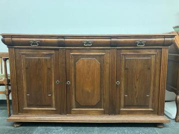 Antieke massief eiken dressoir met 3 deuren en 3 schuiven beschikbaar voor biedingen