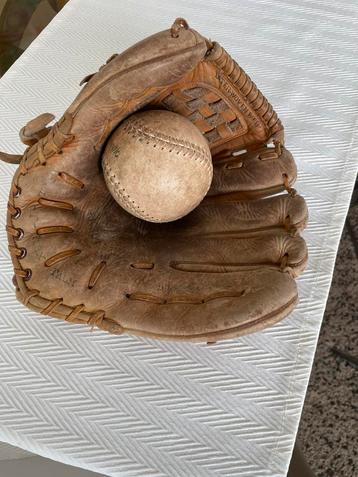 Baseball softball handschoen met bal beschikbaar voor biedingen