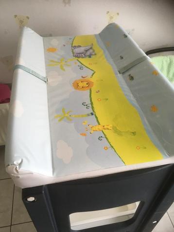 verzorgingstafel met ingebouwd badje beschikbaar voor biedingen