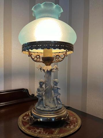 Antieke lamp met tafereel beschikbaar voor biedingen