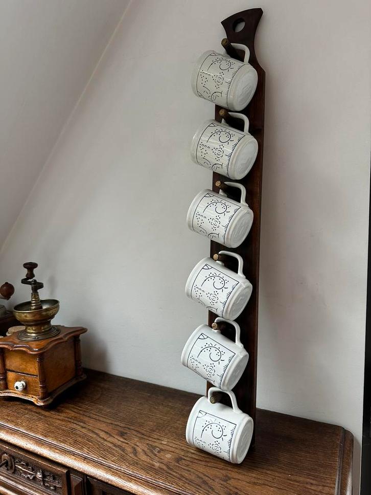 Vintage Boch koffiemokken met houten rek – complete set, Antiek en Kunst, Antiek | Porselein, Ophalen
