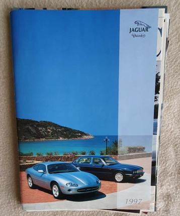Brochure Jaguar Daimler 1997 avec divers matériaux de collec