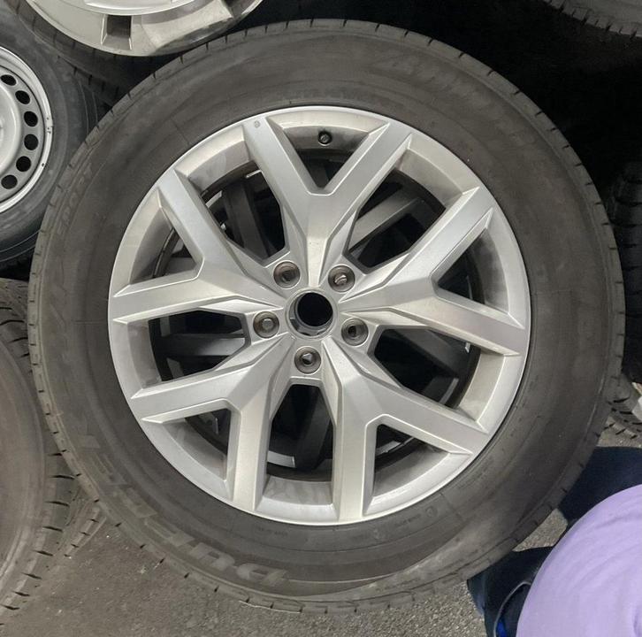 Nette VW velgen met zomerbanden, Auto-onderdelen, Banden en Velgen, Band(en), Zomerbanden, 19 inch, 255 mm, Personenwagen, Gebruikt