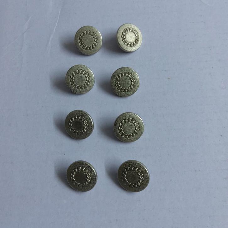 8 zilverkleurige metalen knopen., Hobby en Vrije tijd, Naaien en Fournituren, Zo goed als nieuw, Ophalen of Verzenden
