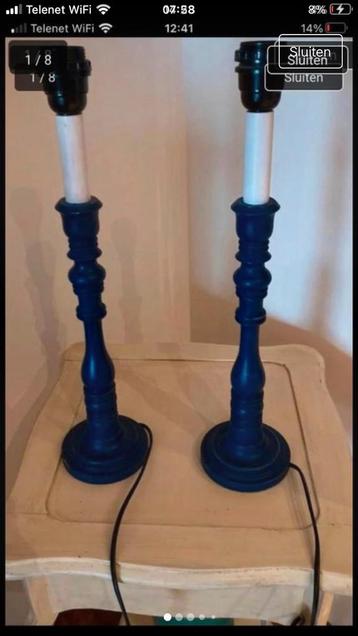 Deux pieds de lampe identiques en bois bleu cobalt 