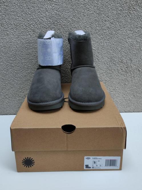 UGG Mini Bailey Bow II Snowboots mt 36, Kleding | Dames, Schoenen, Nieuw, Snowboots, Grijs, Ophalen of Verzenden