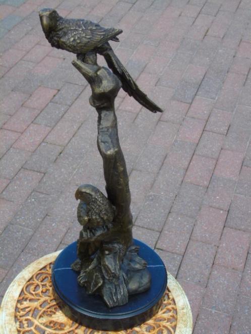 papegaai (2) op bronzen stam gesigneerd op marmer., Antiek en Kunst, Antiek | Brons en Koper, Brons, Ophalen