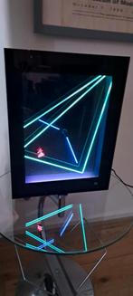 Bijzondere design klok met neon verlichting in Memphis stijl, Ophalen of Verzenden, Gebruikt, Analoog, Wandklok