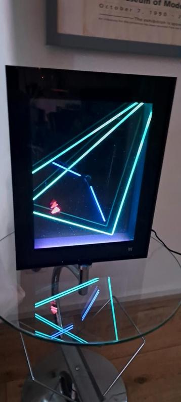Bijzondere design klok met neon verlichting in Memphis stijl beschikbaar voor biedingen