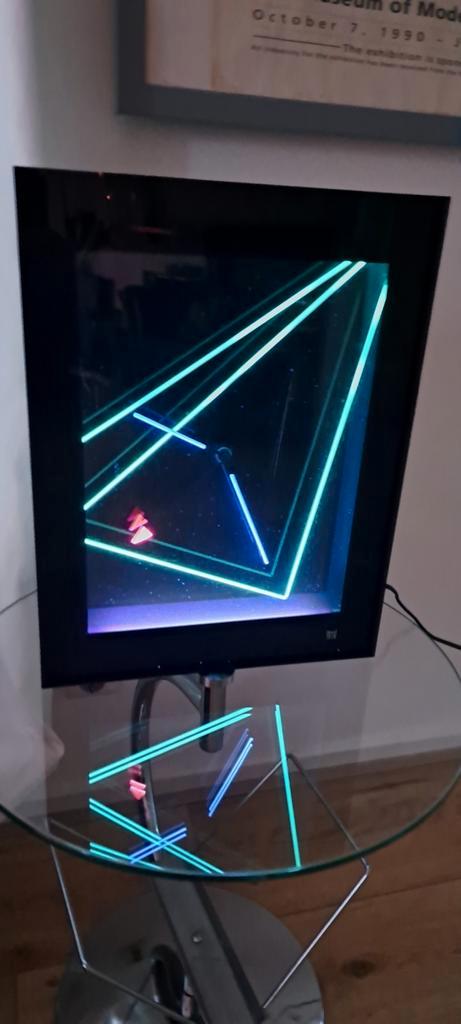 Bijzondere design klok met neon verlichting in Memphis stijl, Huis en Inrichting, Woonaccessoires | Klokken, Gebruikt, Wandklok