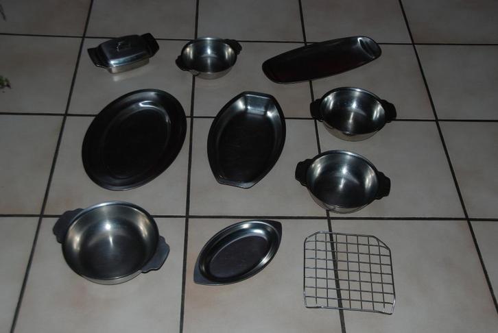 Set roestvrijstalen schalen voor €1 stuk in goede staat!, Huis en Inrichting, Keuken | Servies, Gebruikt, Kom(men), Overige stijlen