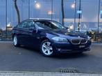 BMW 5 Serie 520 Leder,head-up display,Parkeerhulp,Trekhaak, Auto's, BMW, Automaat, Zwart, 4 cilinders, Blauw