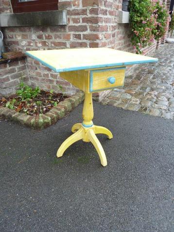 beau petit guéridon, table de jeux...