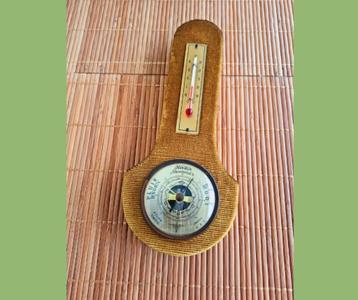 Vintage barometer met groen velours beschikbaar voor biedingen