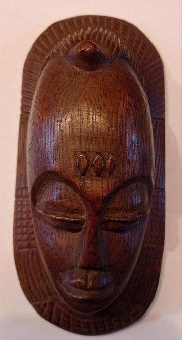 klein houten Afrikaans maskertje beschikbaar voor biedingen