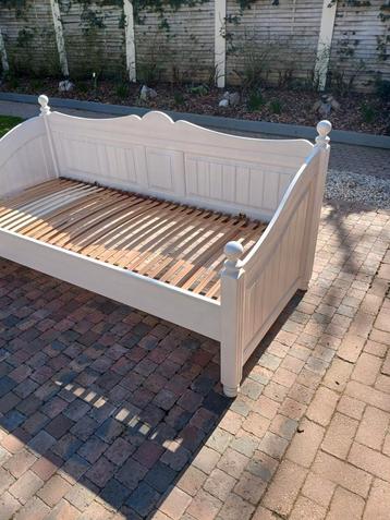 Bed  beschikbaar voor biedingen