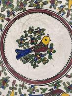 Groot Perzisch gerecht: Aviaire elegantie in Perzisch land, Antiek en Kunst, Antiek | Keramiek en Aardewerk, Ophalen of Verzenden