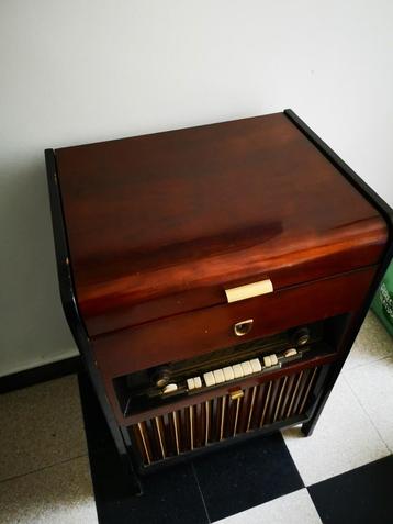 Meuble radio tourne disque Philips en acajou  beschikbaar voor biedingen