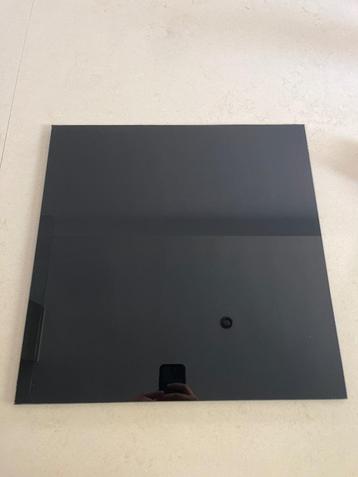 Zwart magneet- en memobord 45x45cm beschikbaar voor biedingen