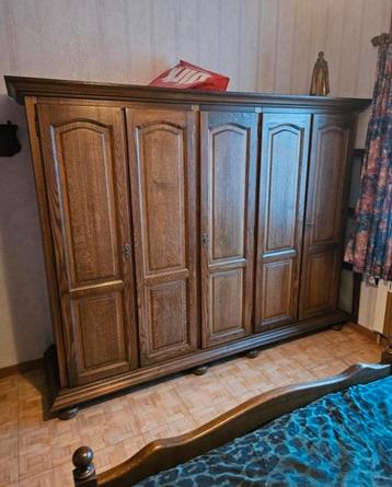 Slaapkamer set zit ook een bed bij.  beschikbaar voor biedingen