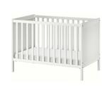 SUNDVIK Lit bébé + matela + housse matela + Tour de lit, Ophalen, Gebruikt, Minder dan 140 cm, Matras