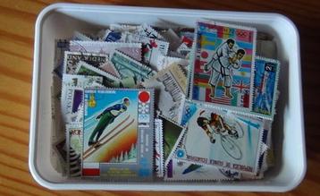 Boîtes avec des timbres de différents pays
