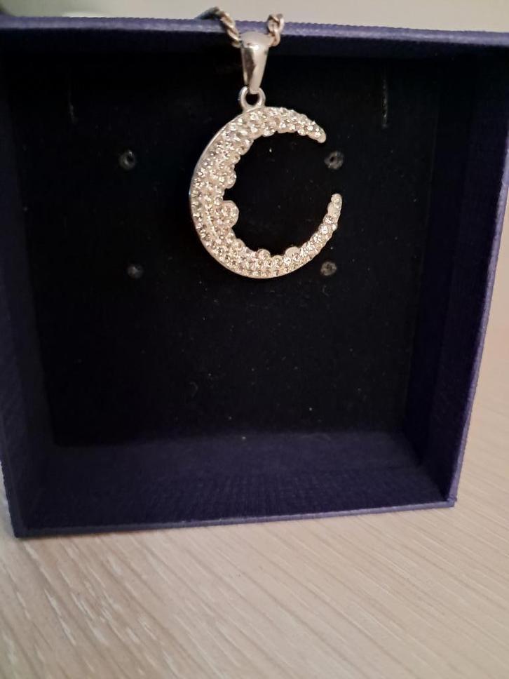 Merk Victoria : ziver kleurige hanger (zie foto's), Handtassen en Accessoires, Kettingen, Zo goed als nieuw, Zilver, Ophalen of Verzenden