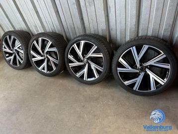 8mm! Originele VW Golf 8 5H Bergamo 18 inch zwarte velgen 5x beschikbaar voor biedingen