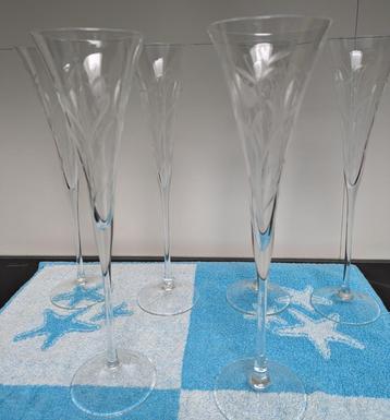 6 champagneglazen op hoge voet   beschikbaar voor biedingen