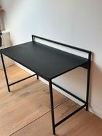 Zwarte bureau met metalen frame, Huis en Inrichting, Bureaus, Ophalen, Zo goed als nieuw, Bureau