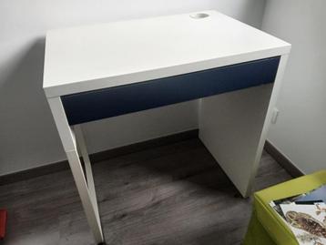 Kleine bureau  beschikbaar voor biedingen
