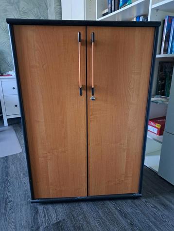 Kast bureau beschikbaar voor biedingen