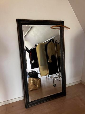Grote spiegel beschikbaar voor biedingen