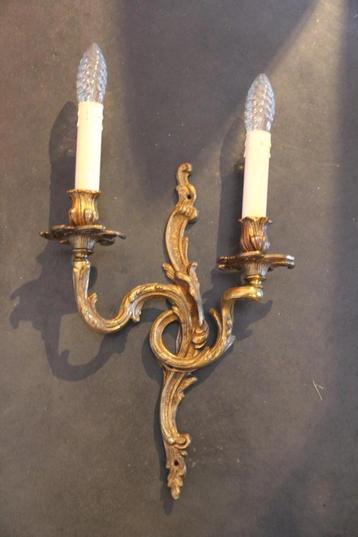 Bronzen wandlamp met twee lampen in Louis XV-stijl beschikbaar voor biedingen