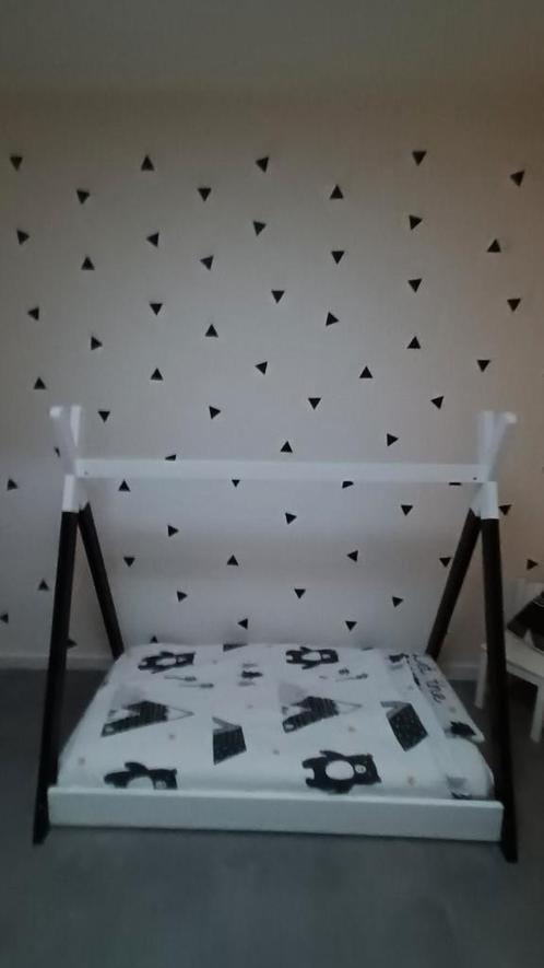 Tipi bed (peuter) + extra´s!, Kinderen en Baby's, Kinderkamer | Bedden, Zo goed als nieuw, 140 tot 160 cm, 70 tot 85 cm, Lattenbodem