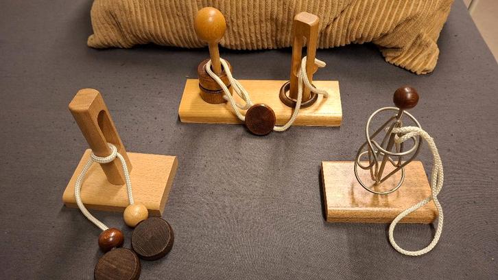 3 puzzles 3D différents en corde de bois, Hobby & Loisirs créatifs, Sport cérébral & Puzzles, Comme neuf, Rubik's Cube ou Puzzle 3D