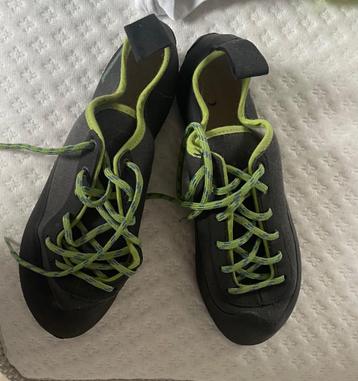 Chaussures escalades enfants T 39  beschikbaar voor biedingen