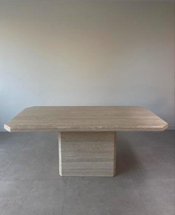 Eettafel travertin (nieuwstaat) 