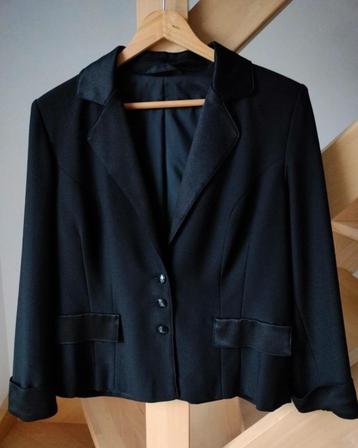 Mooie korte blazer met satijnen kraag, sierzakjes en manchet beschikbaar voor biedingen